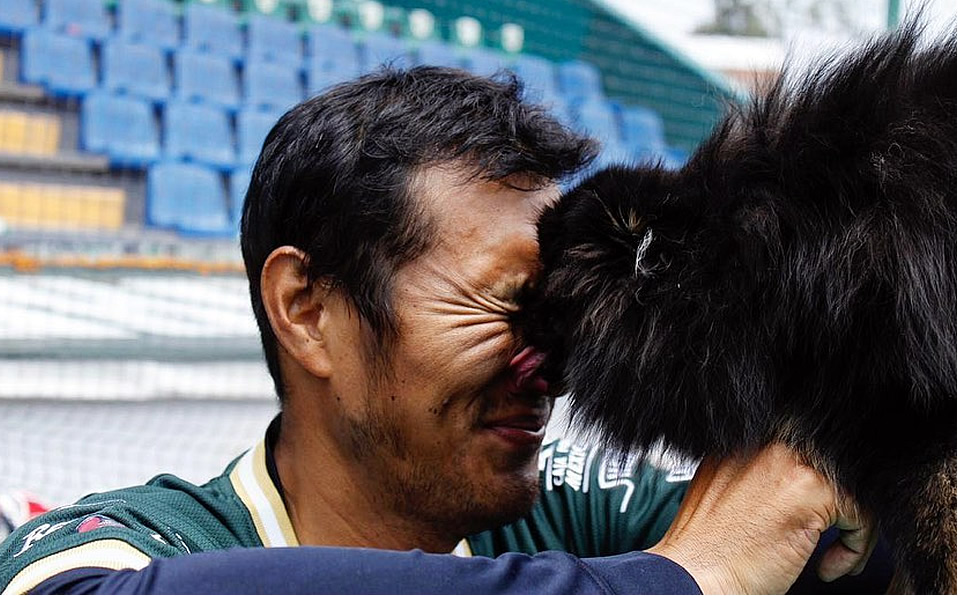 El pitcher japonés, Yasutomo Kubo, no se salvó de este cariñoso saludo