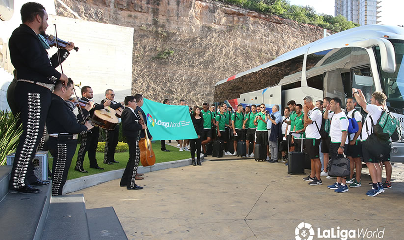 El plantel del Betis escuchó el Cielito Lindo antes de entrar a su hotel. (LaLiga)