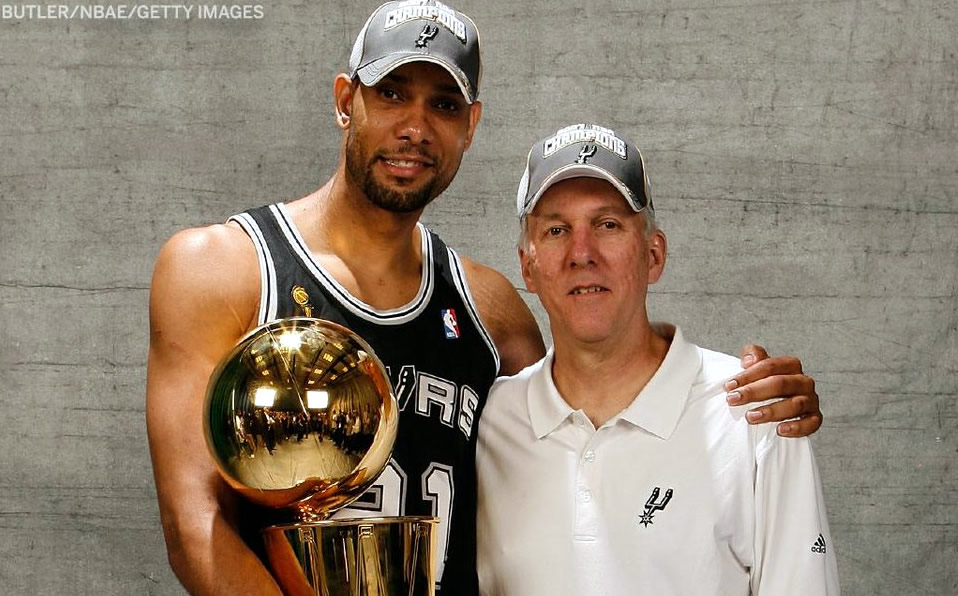 Tim Duncan y Gregg Popovich ganaron cinco campeonatos de la NBA con San Antonio. (Getty)