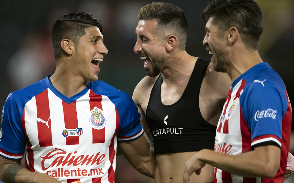 Alan Pulido, Héctor Herrera y Oribe Peralta luego del amistoso entre Chivas y Atleti. (Mexsport)