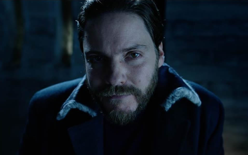 Daniel Brühl compartió dos imágenes de su personaje, una con la máscara. (Foto: Instagram/thedanielbruhl/)