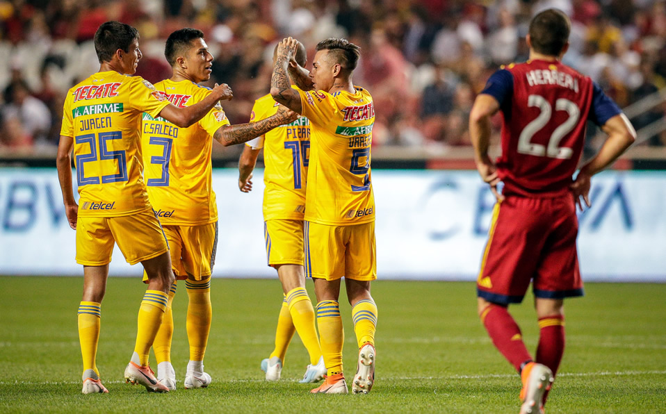 Eduardo Vargas es felicitado tras anotar el gol del triunfo. (Foto: Mexsport)