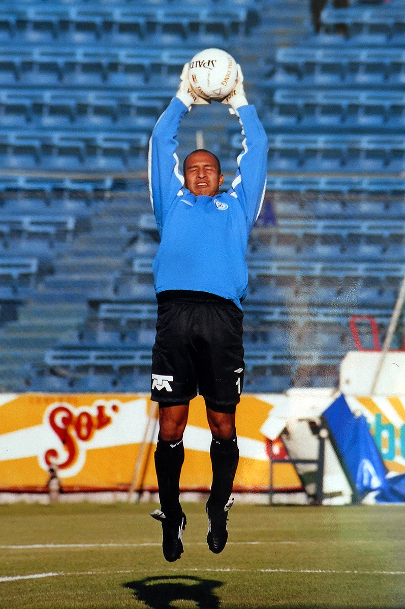 Tardes de calentamiento en la cancha del Estadio Azul.