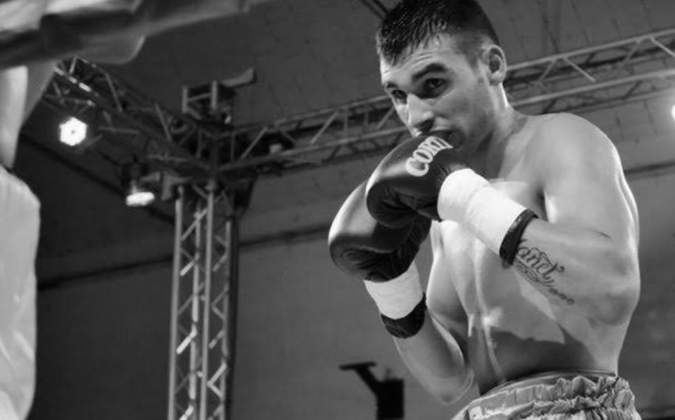 Hugo Santillán no dejó pasar el tiempo reglamentario entre pelea y pelea. (cortesía)