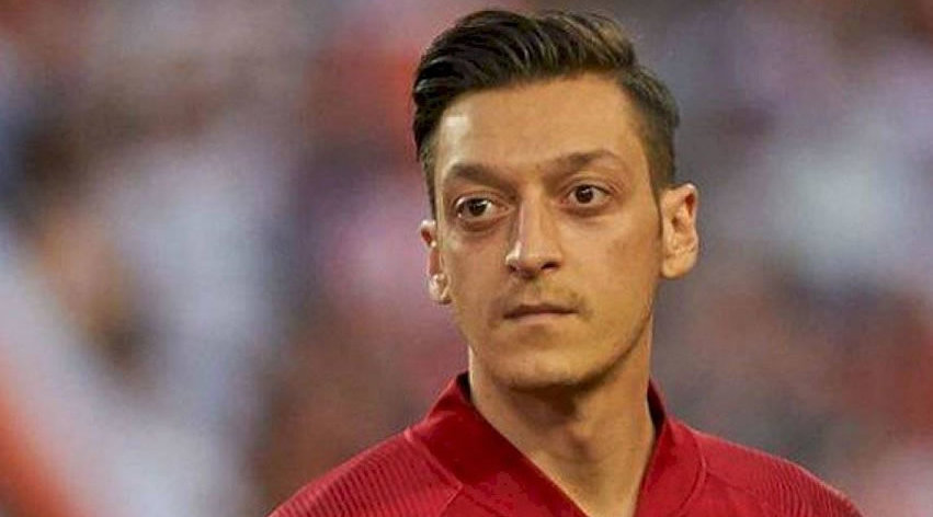 Ozil se llevó un gran susto tras salir de un restaurante.