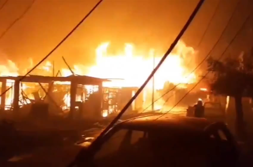 Un fuerte incendio en Lima, a horas de la inauguración de los Panamericanos.