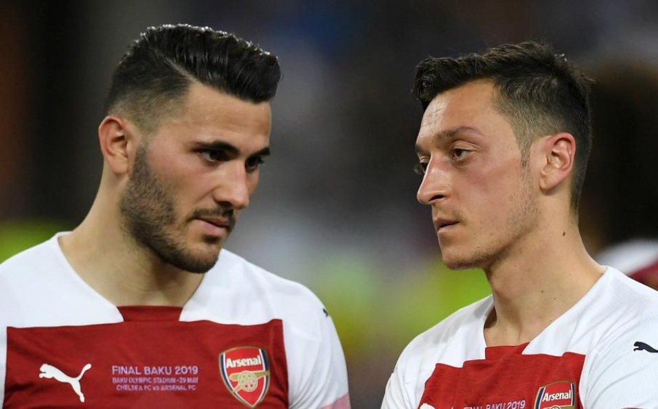 Mesut Özil y Sead Kolasinac sufren intento de asalto en Londres.