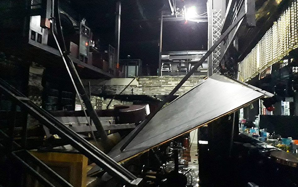 Así quedó el balcón del bar. (AFP)