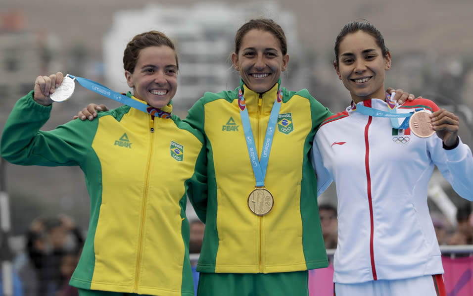 Las brasileñas Lusia Baptista y Vittoria Lopes se hicieron de las medallas de oro y plata, respectivamente. (Foto: AP)
