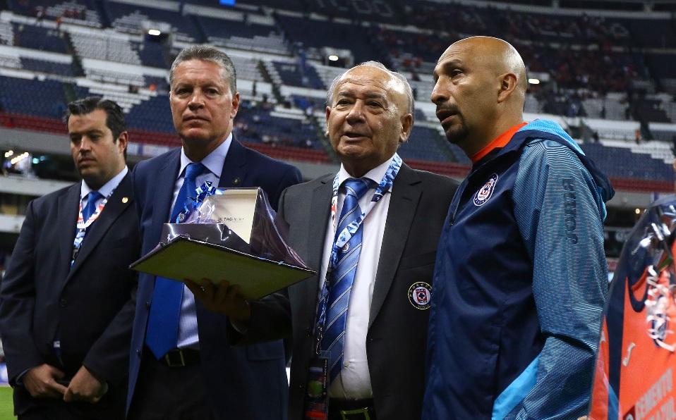 Conejo Pérez recibe homenaje de la Máquina ante Toluca.