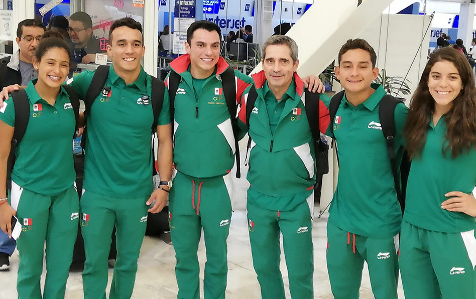 La delegación de clavados en el aeropuerto de la Ciudad de México. (Mediotiempo)