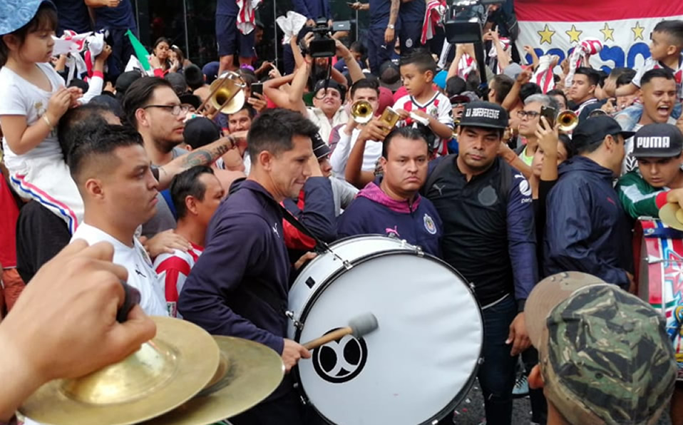 Jesús Molina tocó el bombo para beneplácito de los aficionados. (Foto: MT)