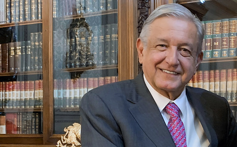 López Obrador no dudó en felicitar a los primeros medallistas en Lima. (Foto: AFP)