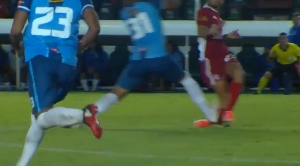 Mateo Zoch sufrió una dura entrada de Leonardo Uracapa. (Foto: Especial)