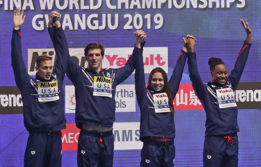 El relevo mixto 4×100 de nado libre de Estados Unidos cerró con récord mundial. (AP)
