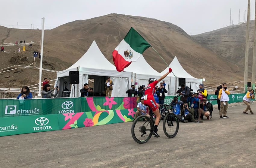 Campuzano cruzó la línea de meta ondeando la bandera tricolor. (Conade)