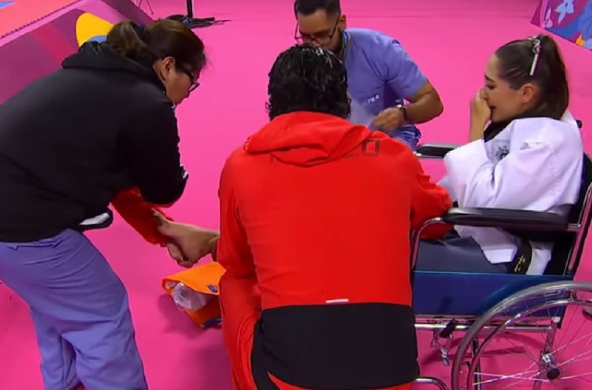Daniela soltó el llanto tras ser asistida en un silla de ruedas.