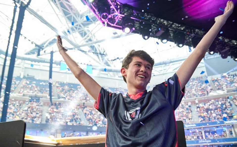 La felicidad del joven de 16 años al ganar y conseguir 3 millones de dólares (@RldLimon)