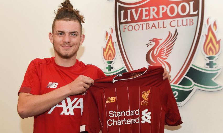 Harvey Elliott al momento de firmar su contrato. (Foto: liverpoolfc.com)