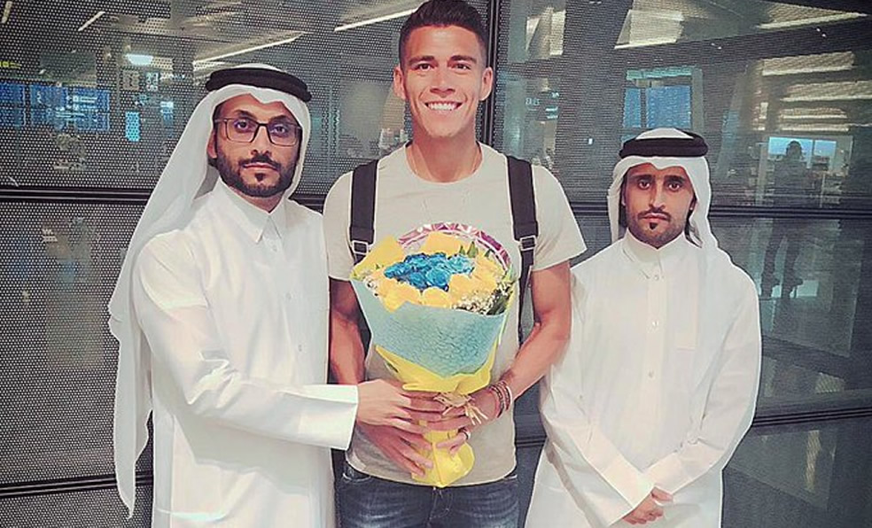 Moreno fue recibido por dos jugadores del  Al-Gharafa. (Foto:  Al Gharafa SC)