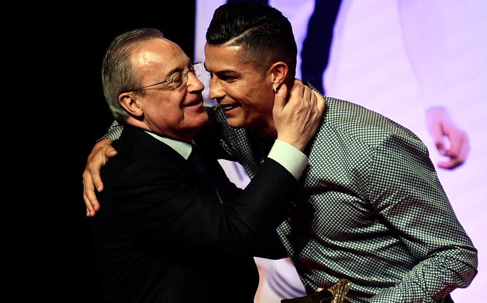 Cristiano y Florentino compartiendo escenario en la entrega del premio MARCA Leyenda. (AFP)