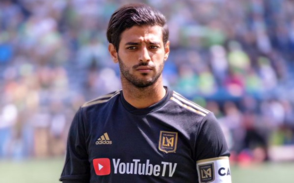 El mexicano 'hace las pases' con Zlatan. (Foto: USA Today)