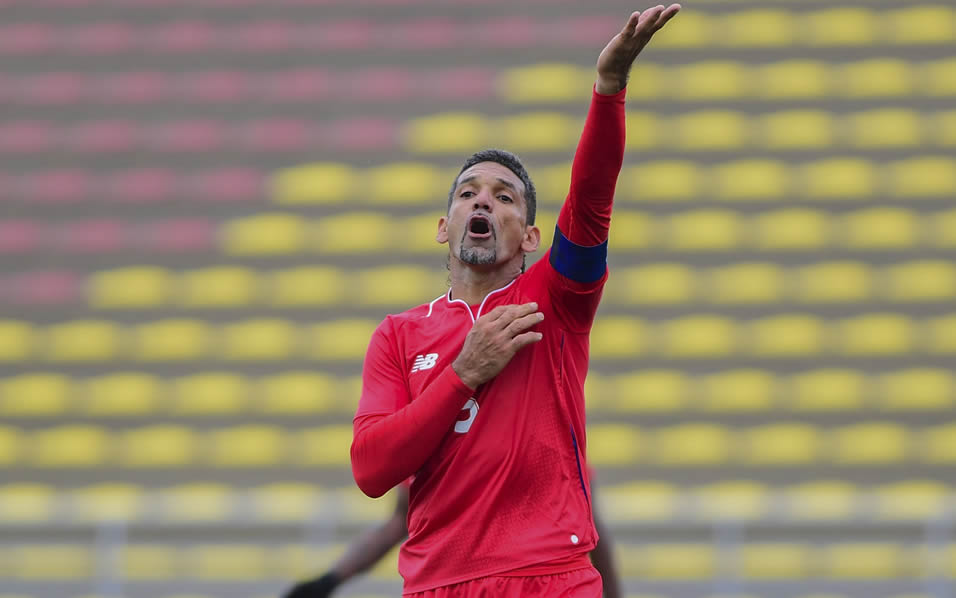 El zaguero incluso es más grande que el árbitro del Panamá vs. México. (Foto: Mexsport)