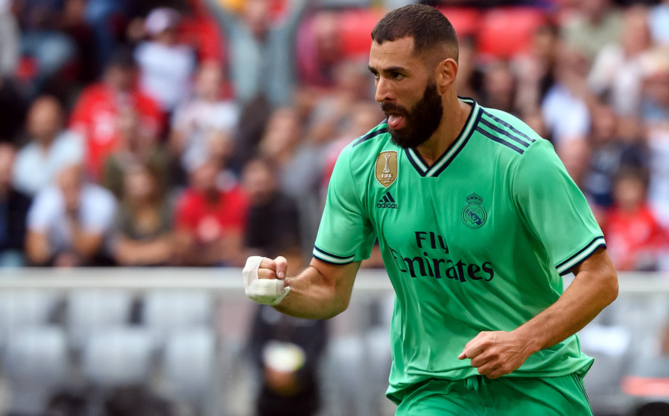 Benzema celebra uno de sus tres goles. (Foto: AFP)