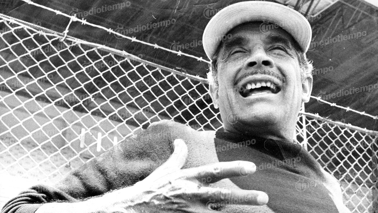 Pasó un año con los Rayados de Monterrey en 1946 y otro con los Viking de Chicago en 1948.