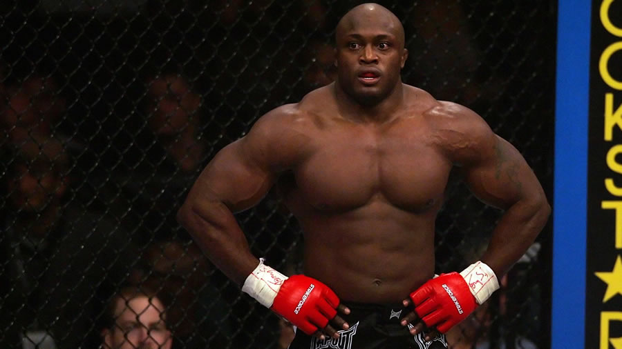 Bobby Lashley: Mezcló por muchos años su carrera en la lucha libre y MMA. Incluso durante su etapa en Impact tuvo cinco peleas. Tiene un récord de 15-