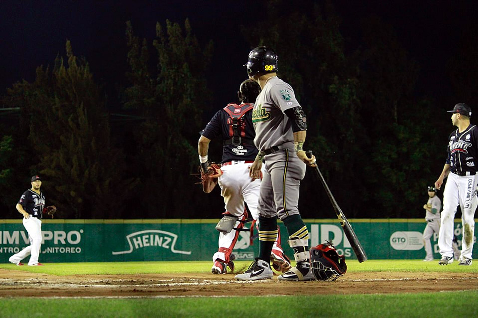 El catcher Israel Nuñez (León) se encamina hacia la primera base reclamando a Jesús Arredondo