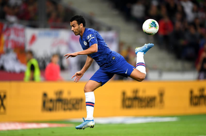 El momento en el que Pedro realiza la jugada de fantasía con la que anotó un golazo. Foto: @Chelsea