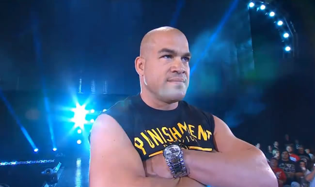 Tito Ortiz: Participó en TNA como réferi, años después regresó promocionando la pelea contra Rampage en Bellator, pero no pudo tener su primera lucha.