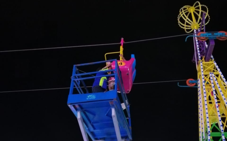 Juego Mecánico cae en la Feria de Durango, público evita la tragedia. (Protección Civil Durango)