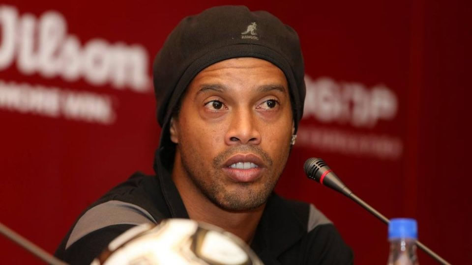 Ronaldinho no puede salir de Brasil y sus deudas ascienden a 2.5 Millones de Euros