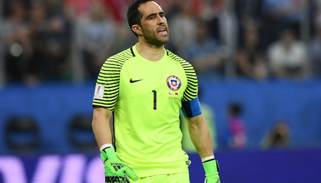 Claudio Bravo se suma a la lista de opciones para la portería de las Águilas (Foto: AFP)