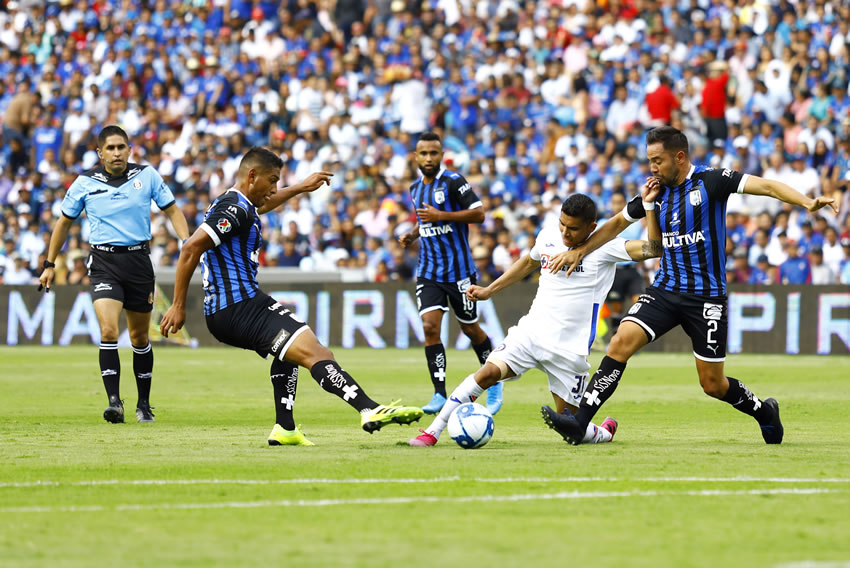Cruz Azul dio una de sus peores actuaciones fue humillado por Gallos. (Imago7)