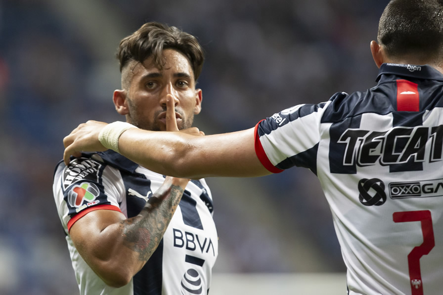 El gesto de Urretaviscaya que generó la molestia de la afición. (Foto: Mexsport)