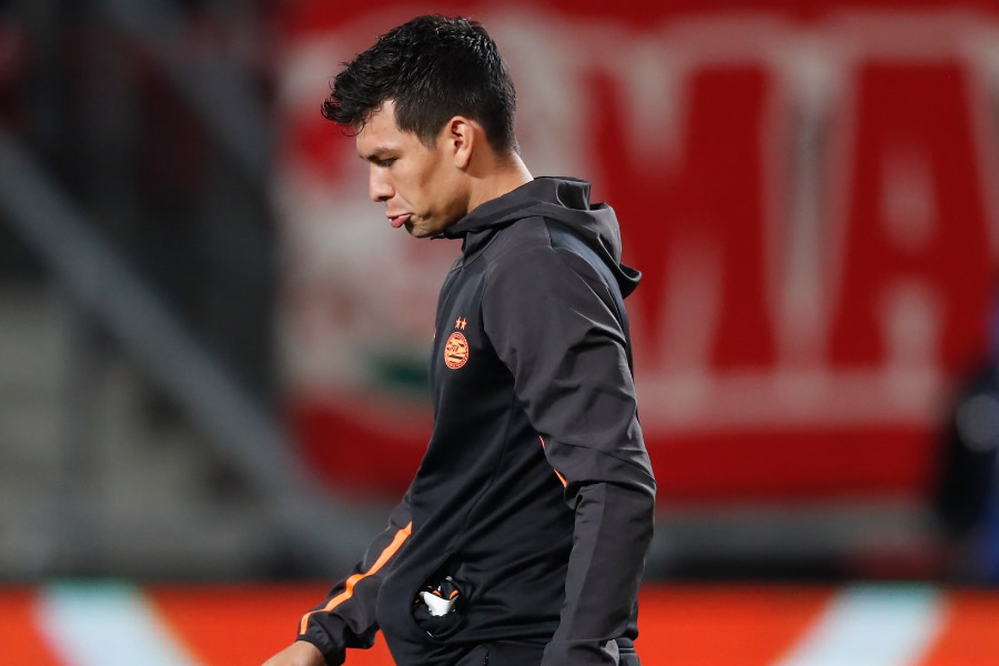 Hirving Lozano al abandonar el terreno de juego. (Foto: @PSV)