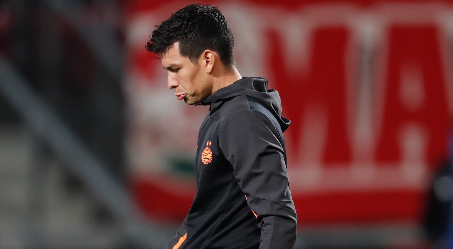 Hirving Lozano al abandonar el terreno de juego. (Foto: @PSV)