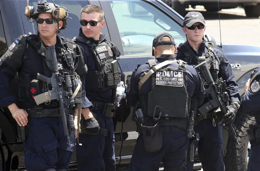 Una masiva movilización policiaca se dio en El Paso por un tiroteo en una zona comercial. AFP