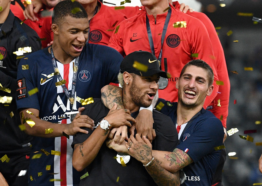 Mbappé, momentos antes de su roce con Neymar. (Foto: AFP)