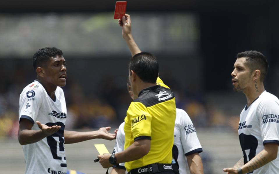 Complicado y polémico arbitraje de Peñaloza. (Imago 7)