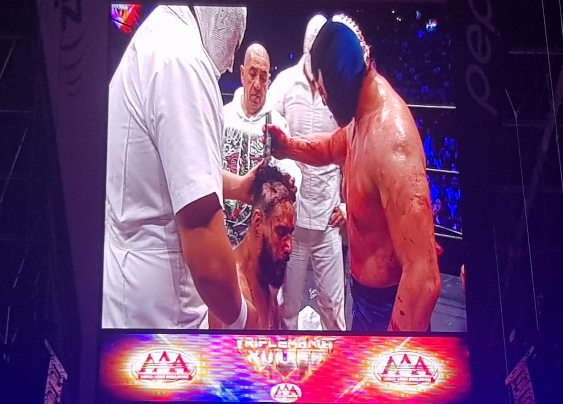 Demon tapando a Wagner en Triplemanía XXVII en la Arena CDMX. (MT)