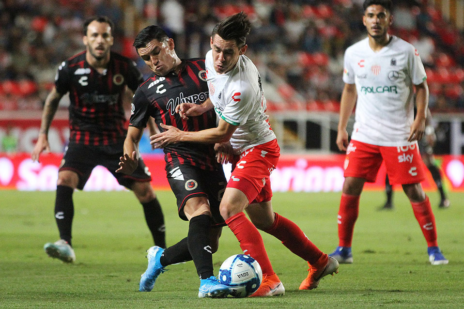 Jesús Paganoni y Jesús Angulo disputan el esférico. (Foto: Imago7)