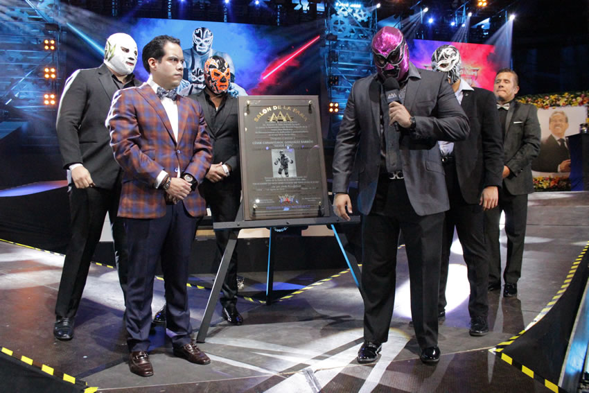 Silver King fue inducido al Salón de la Fama de AAA y su hijo aceptó el reconocimiento.