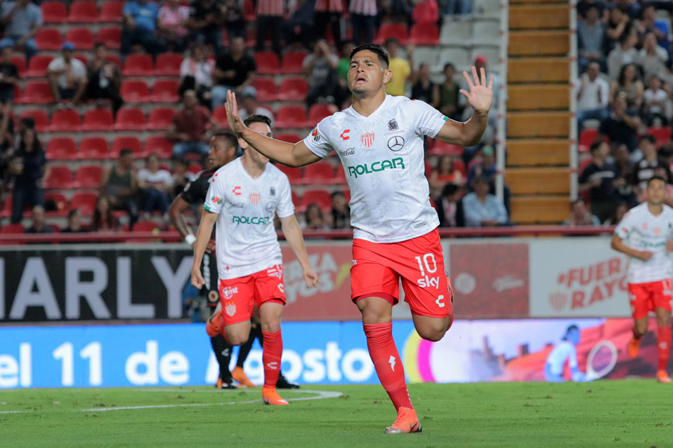 Salas celebra uno de sus tres goles. (Foto: Imago7)