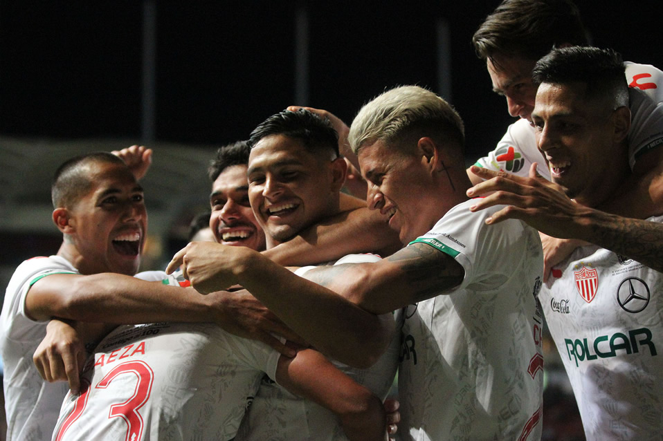 Salas es felicitado por sus commpañeros. (Foto: Imago7)