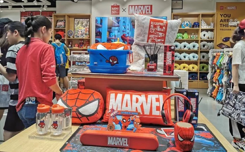 Audífonos, cojines, termos y muchas cosas más disponibles con el rostro de SpiderMan.