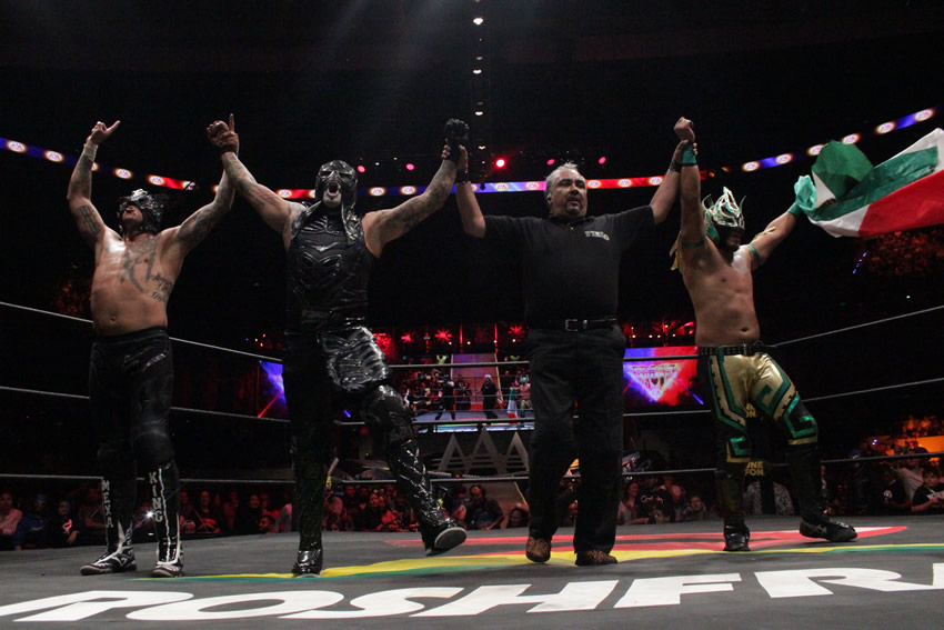 Los Lucha Brothers salieron con la mano en alto de la Arena CDMX.